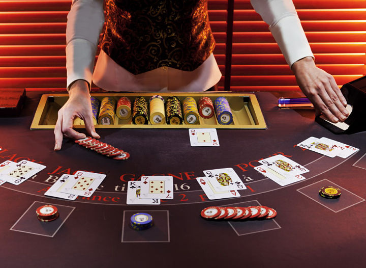 croupier cartes jetons black jack table